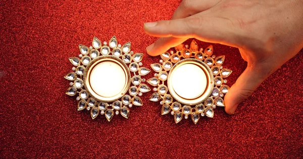 Överblick Över Hand Placera Brinnande Dekorativa Diwali Ljus Röd Yta — Stockfoto