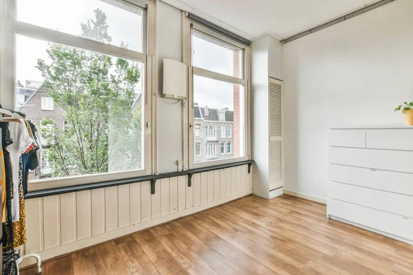 Una Habitación Con Suelos Laminados Ventanas Sin Cortinas — Foto de Stock