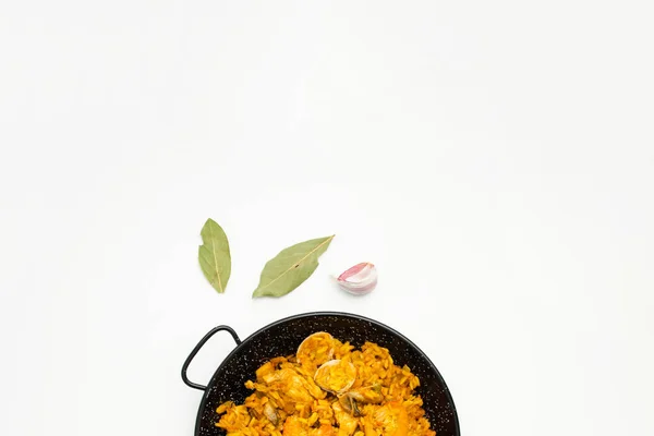 Uma Vista Superior Paella Com Frutos Mar Com Ingredientes Isolados — Fotografia de Stock