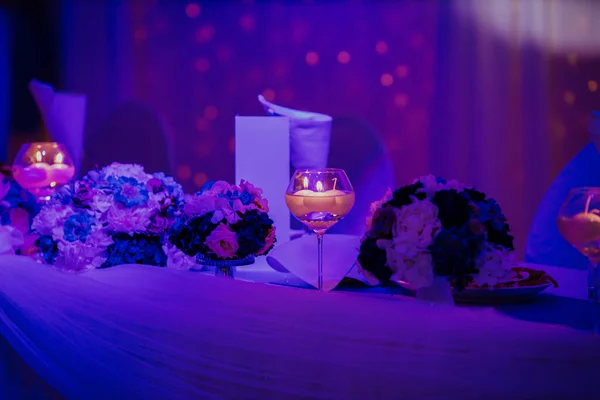 Étteremben Gyertyákkal Virágokkal Díszített Asztal Felkészülés Esküvőre — Stock Fotó