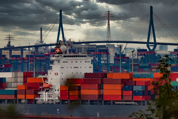 Großes Containerschiff Liegt Stürmischem Tag Vor Der Köhlbrandt Brücke Anleger — Stockfoto