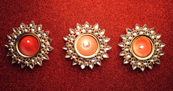 Överblick Över Brinnande Dekorativa Diwali Ljus Röd Yta — Stockfoto