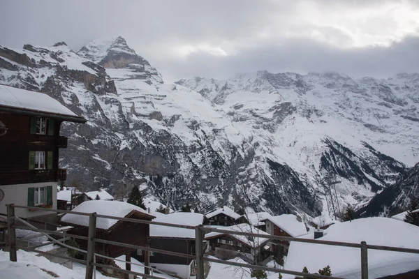 Uma Pequena Aldeia Cercada Pelos Nevados Alpes Suíços Lauterbrunnen Suíça — Fotografia de Stock