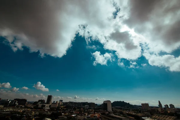 曇り空の下で高層ビルが建ち並ぶ街並みの美しい景色 — ストック写真