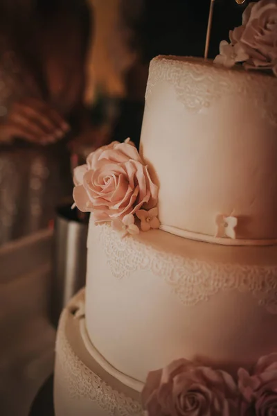 Красивый Трехъярусный Торт Свадьбы — стоковое фото