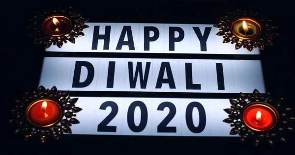 一面写着 Diwali 2020快乐 的横幅 上面点缀着蜡蜡烛 — 图库照片