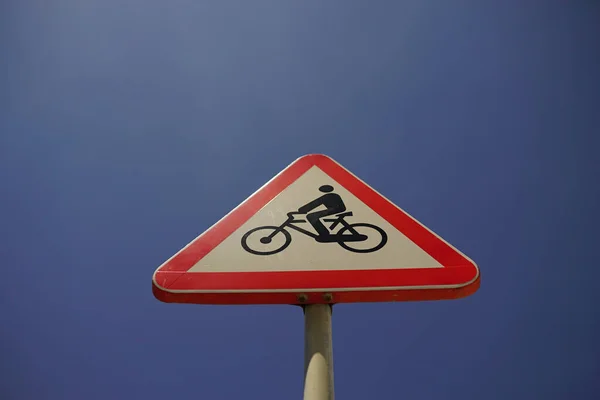 Znak Drogowy Zakazanego Motocykla Niebieskim Tle — Zdjęcie stockowe