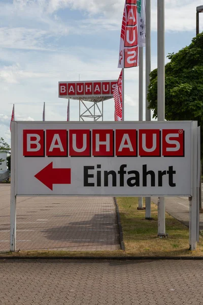 ドイツ ノイヴィッド2021年6月20日 駐車場への入り口を示す矢印のあるプレート上のロゴBauhaus Bauhausは住宅改善とワークショップの小売チェーンです — ストック写真