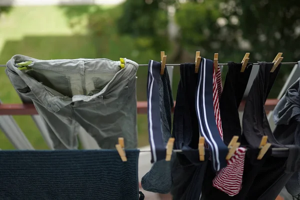 Çamaşır Ipinde Kuruyup Asılan Kıyafetlerin Yakın Çekimi — Stok fotoğraf