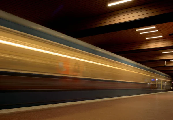 München Föld Alatt Vonattal Érkezik Vonatmegálló — Stock Fotó