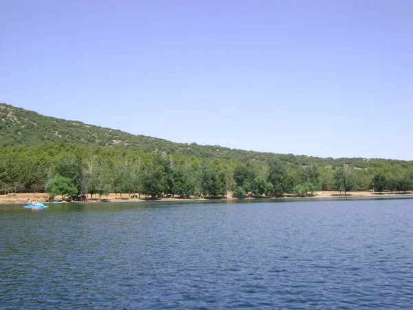 Hermoso Lago Tranquilo Bajo Cielo Azul Claro —  Fotos de Stock