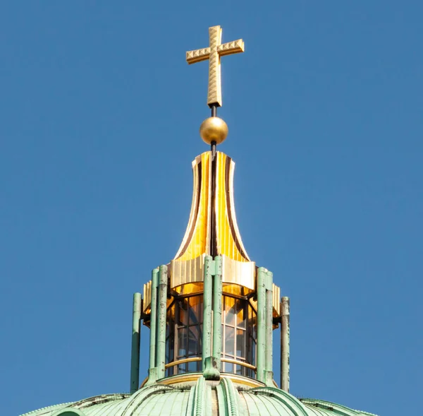 Kopuła Dachu Dużym Złotym Krzyżem Chrześcijańskim Szczycie Berlińskiej Kopuły — Zdjęcie stockowe