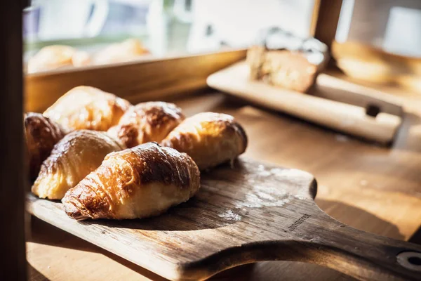 Gros Plan Croissants Frais Sur Une Planche Découper — Photo