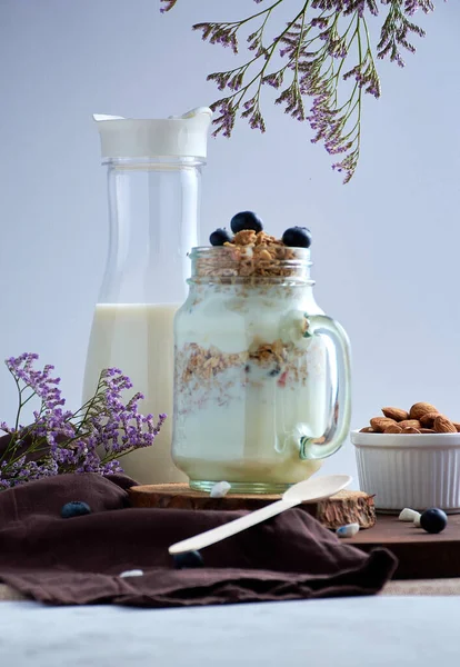 Вертикальний Знімок Здорового Сніданку Молоком Закусками Декорованому Столі — стокове фото