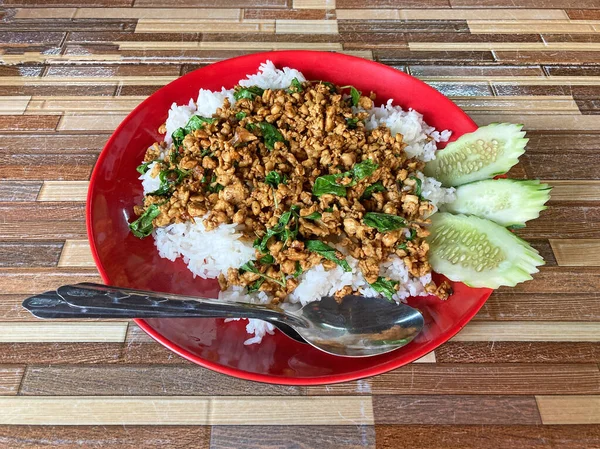 Gebakken Kip Met Basilicum Rijst Komkommers Chiang Mai Thailand — Stockfoto