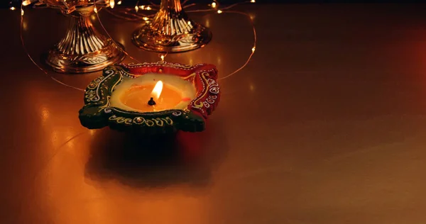 一支用节日彩灯装饰的传统的燃烧的蜡烛 — 图库照片