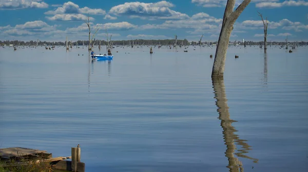 Mulwala Australia Apr 2021 Pair Fisherman Boat Distance Lake Mulwala — Stock Photo, Image