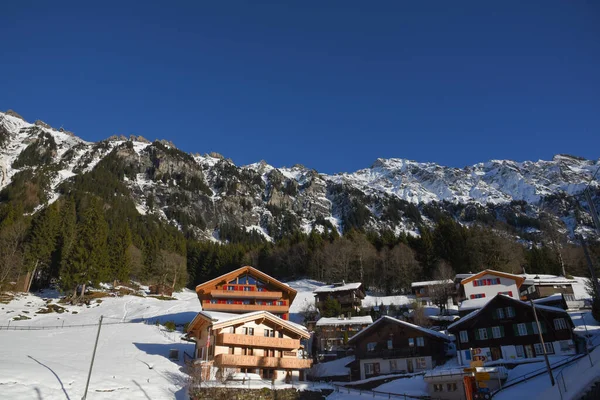 Uma Pequena Aldeia Cercada Por Alpes Suíços Nevados Lauterbrunnen Suíça — Fotografia de Stock