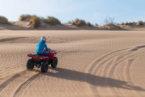 Una Vista Panorámica Una Persona Conduciendo Una Quad Bike Roja — Foto de Stock