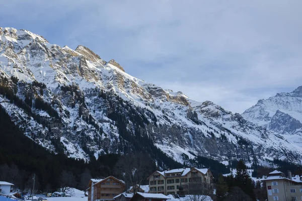 Uma Pequena Aldeia Cercada Pelos Nevados Alpes Suíços Lauterbrunnen Suíça — Fotografia de Stock