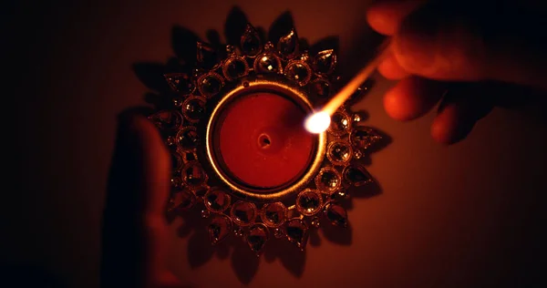 Una Mano Encendiendo Vela Con Una Cerilla Para Festival Diwali — Foto de Stock