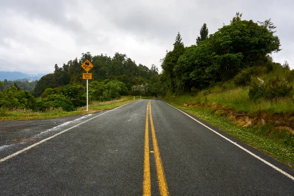 Ende Der Asphaltstraße Auf Der Autobahn — Stockfoto