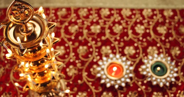Süslü Kırmızı Halıdaki Dekoratif Diwali Mumları — Stok fotoğraf