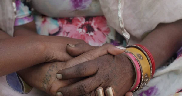 Крупный План Южноазиатских Женщин Держащихся Руки — стоковое фото