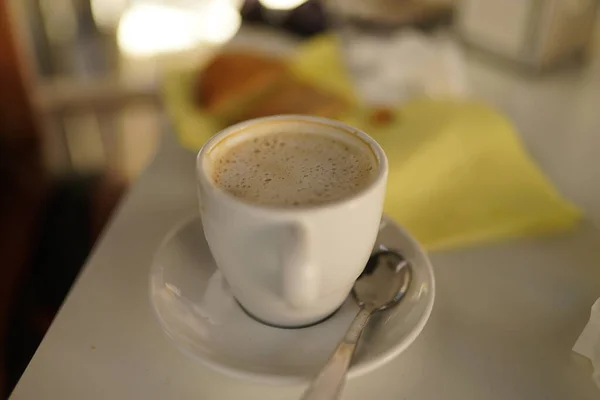 Gros Plan Une Tasse Blanche Pleine Café Sur Une Table — Photo