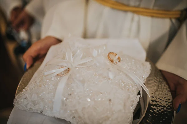 Een Persoon Die Het Versierde Kussen Overhandigt Met Ringen Van — Stockfoto