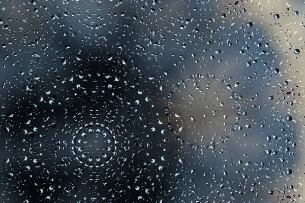 Ein Selektiver Fokusschuss Von Wassertropfen Auf Ein Fenster Das Kreise — Stockfoto