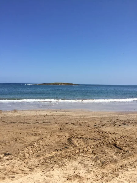 Egy Üres Strand Tiszta Kék Alatt Egy Szigetecskével Távolban — Stock Fotó