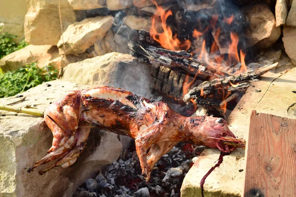 Intero Coniglio Viene Cucinato Focolare Nelle Isole Maltesi — Foto Stock