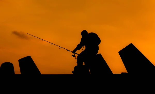 Silhueta Homem Wiht Uma Pesca Mochila Sob Céu Alaranjado Por — Fotografia de Stock