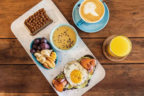 Una Mesa Desayuno Con Café Tostadas Huevo Frutas — Foto de Stock