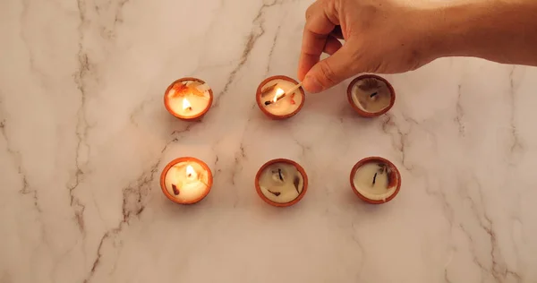 Nahaufnahme Einer Hand Die Dekorative Diwali Kerzen Anzündet — Stockfoto