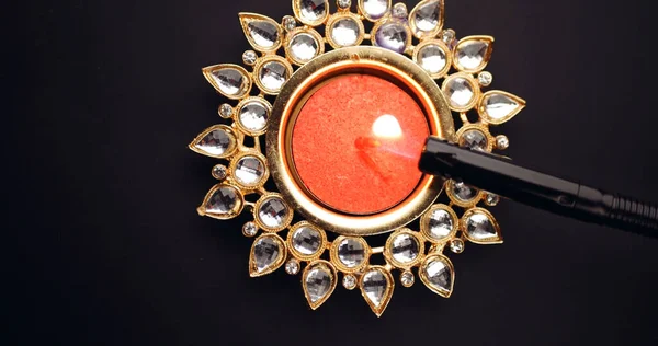 Μια Κορυφαία Άποψη Ενός Φλεγόμενου Διακοσμητικού Κεριού Diwali Μια Μαύρη — Φωτογραφία Αρχείου