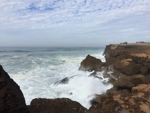 在摩洛哥拉巴特的一个岩石悬崖上的海浪冲撞的风景 — 图库照片