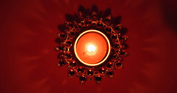 Egy Égő Dekoratív Diwali Gyertya Tetején Egy Piros Felületen — Stock Fotó
