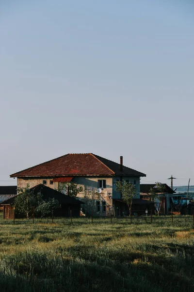 Gökyüzünün Altında Bir Çiftlik Evi — Stok fotoğraf