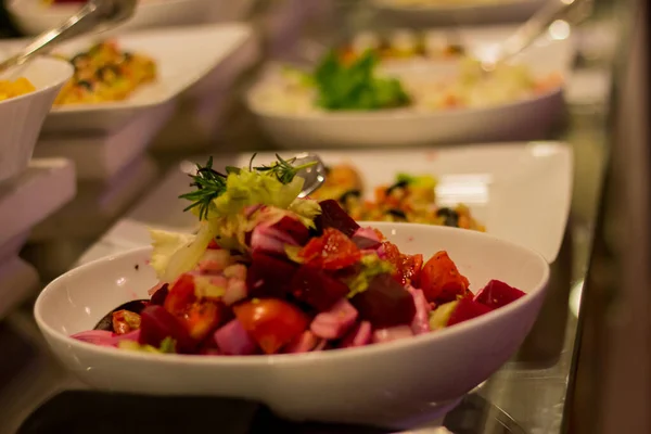 Primer Plano Diferentes Deliciosas Ensaladas Cuencos Sobre Mesa Restaurante — Foto de Stock