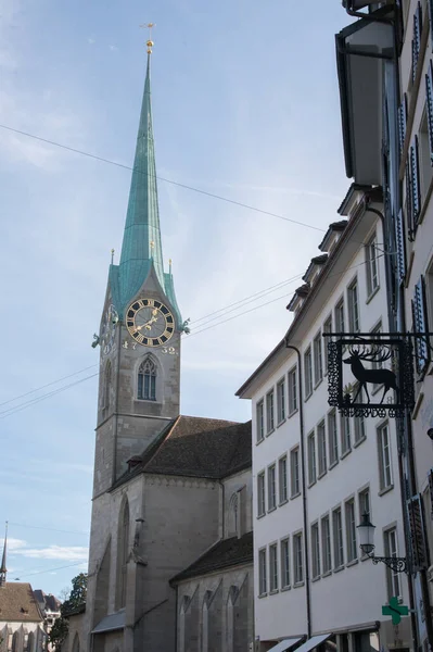 Εκκλησία Fraumunster Στη Ζυρίχη Ελβετία Ενάντια Στον Γαλάζιο Ουρανό — Φωτογραφία Αρχείου