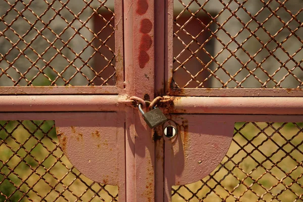 Eine Selektive Fokusaufnahme Eines Verschlossenen Rostigen Tores — Stockfoto