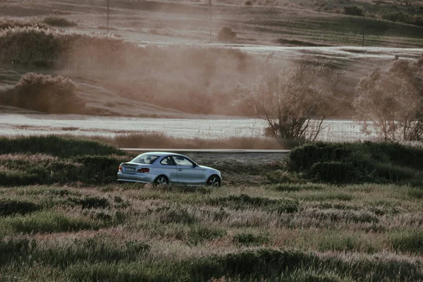 Gros Plan Une Voiture Garée Dans Une Herbe — Photo