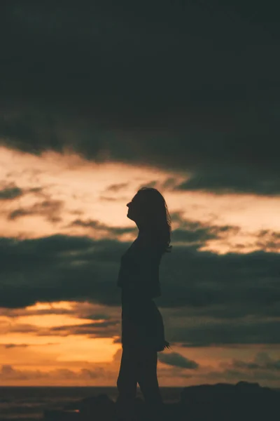 Silueta Niña Con Fondo Cielo Océano Puesta Del Sol Vacaciones — Foto de Stock