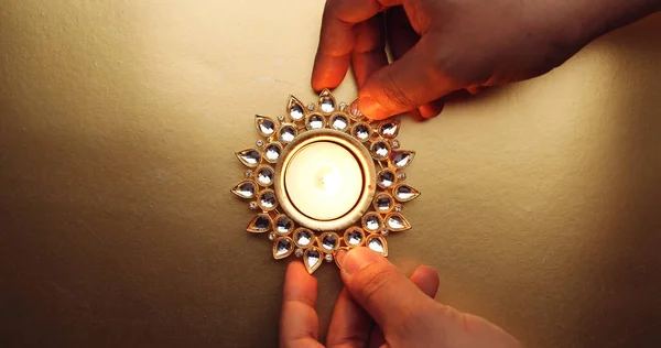 Μια Κορυφαία Άποψη Ενός Χεριού Τοποθετώντας Ένα Φλεγόμενο Διακοσμητικό Κερί — Φωτογραφία Αρχείου