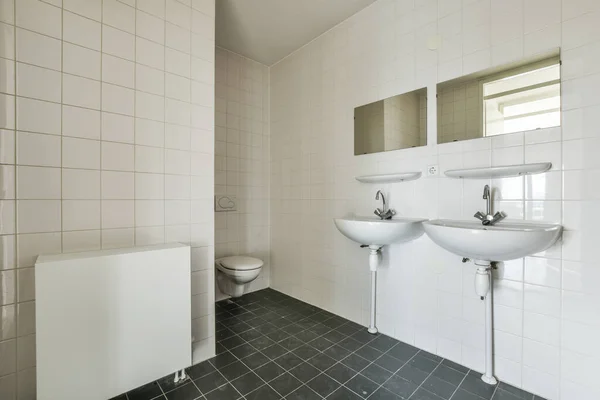 Une Salle Bain Carrelée Avec Toilettes Chasse Eau Lavabos Près — Photo
