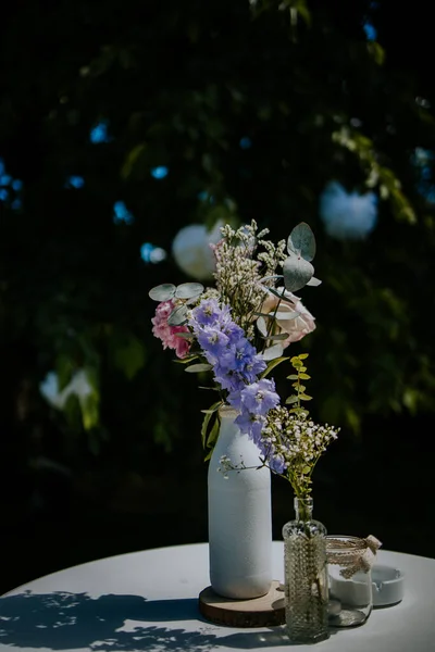 Eine Schöne Hochzeitsdekoration Mit Blumen Auf Dem Tisch Park — Stockfoto