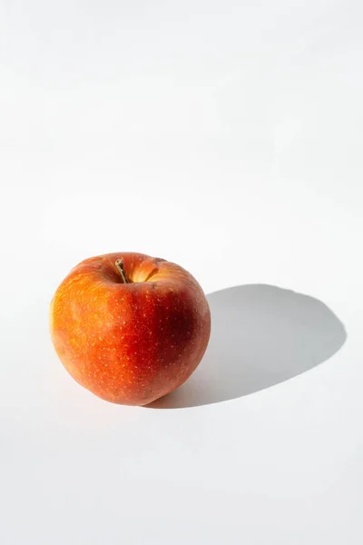 Eine Vertikale Aufnahme Eines Frischen Roten Apfels Isoliert Auf Einem — Stockfoto