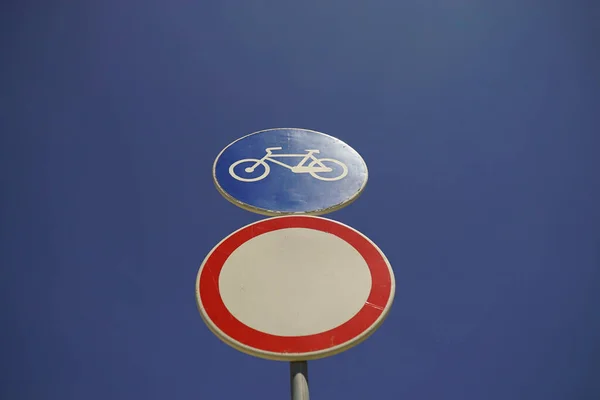 Een Verboden Verkeersbord Een Fietsbord Blauwe Achtergrond — Stockfoto